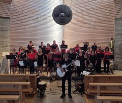 Chöre AchtelTöne und Overcross mit Chorleiter Bernhard Wolf